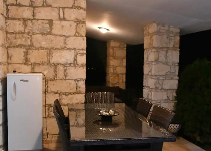 Villa Lasa Black Rock *