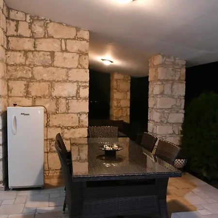 Villa Lasa Black Rock *